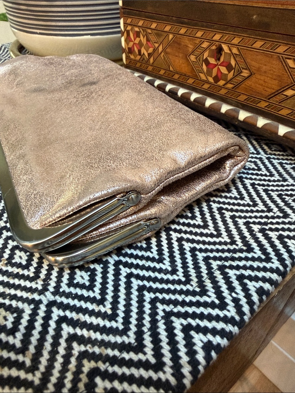 Hobo Lauren Metallic Rose Gold Clutch Bag. Genuine Leather. - Picture 6 of 14